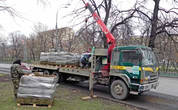 Перевозка газона манипулятором длинномером в центре Москвы