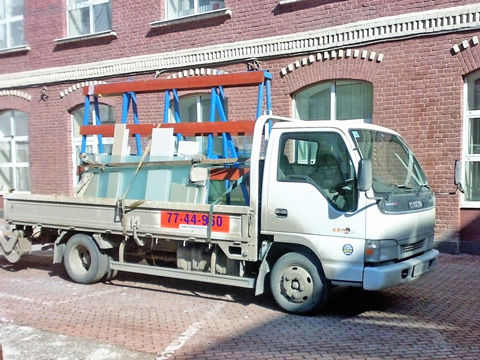 Перевозка стекла на пирамиде Даниловская набережная машиной с гидробортом.