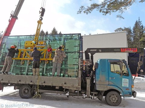 Разгрузка больших тяжелых стеклопакетов с помощью вакуумного кранового подъемника немецкой фирмы pannkoke.