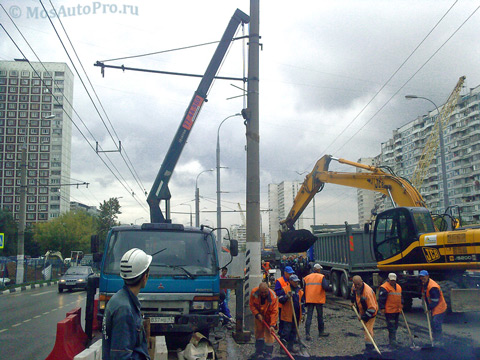 Демонтаж железобетонного столба освещения манипулятором на пересечении улицы Мусы Джалиля и Шипиловской.