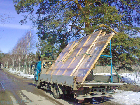 Перевозка деревянных рам на пирамиде манипулятором Рублевское шоссе.