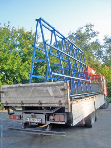 Пирамида с деревянным настилом для перевозки грузов до 5 тонн на платформе манипулятора.