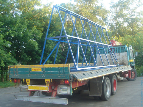 Пирамида металлическая большая для перевозки грузов на платформе манипулятора.