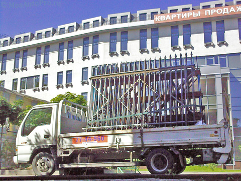 Перевозка металлического забора машиной с гидробортом в центре Москвы.