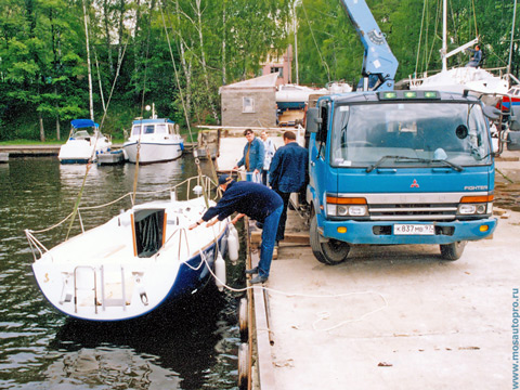 Перевозка парусной яхты Beneteau First 211 машиной с кран манипулятором.