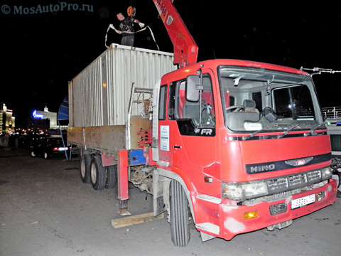 Перевозка контейнера манипулятором в ночное время в центре Москвы.