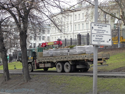 Перевозка газонов рулонных манипулятором длинномером в центре Москвы.