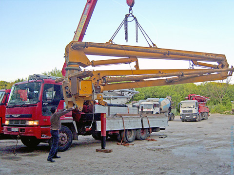 Перевозка строительного оборудования бетононасоса Швинг манипулятором.