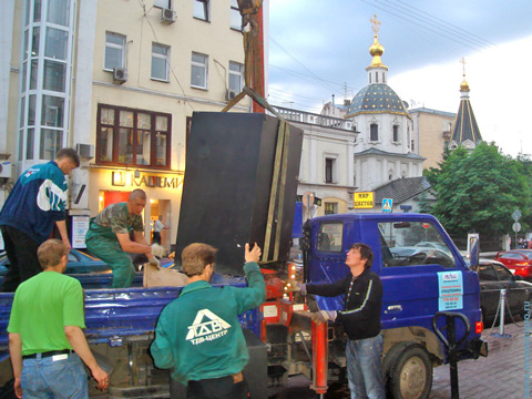 Перевозка сейфов 500 кг и 700 кг в центре Москвы  миниманипулятором.