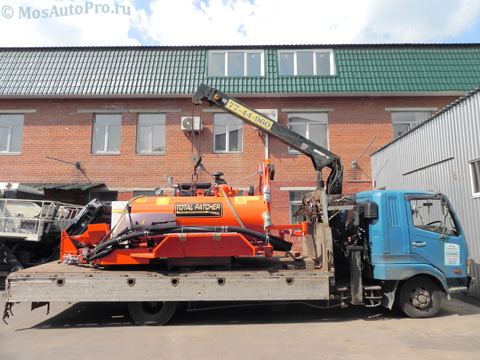 Перевозка дорожного оборудования - автогудронатора манипулятором в Крокус Сити.