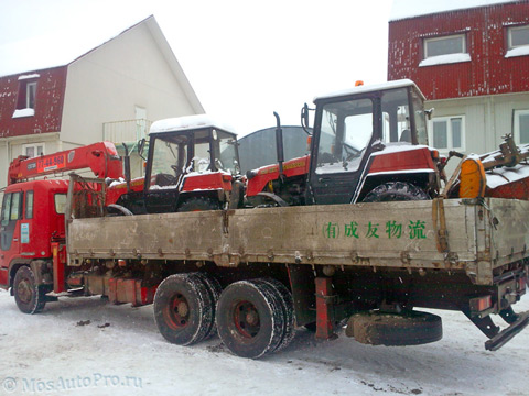 Перевозка двух тракторов Беларусь с навесным оборудованием манипулятором.