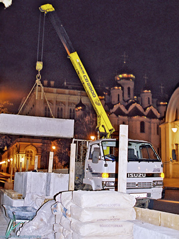 Монтажные работы на территории Московского Кремля с помощью манипулятора.