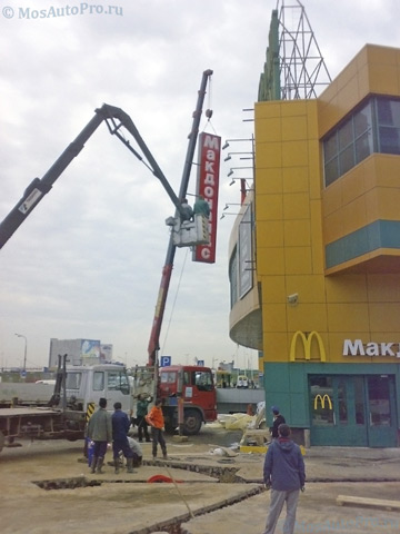 Монтаж уличной объемной рекламы манипулятором с длинной стрелы 19 метров для МакАвто на Дмитровском шоссе торгового центра РИО.