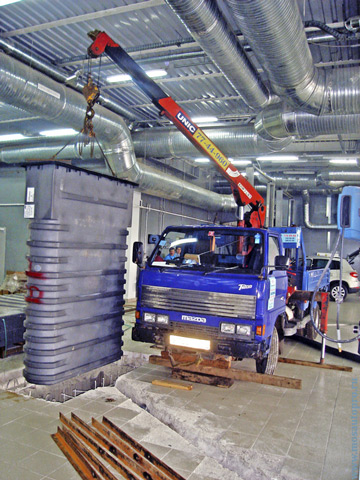 Монтаж гидравлического подъемника весом 900 кг внутри помещения автоцентра (Volkswagen) Фольксваген Германика - Химки миниманипулятором.