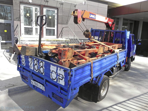 Перевозка такелажных 'козел' для ручного перемещения оборудования в проемах весом до 7 тонн маленьким манипулятором.