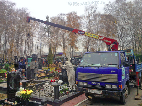 Монтаж надгробия манипулятором небольшого размера на Новолужинском кладбище в Химках.