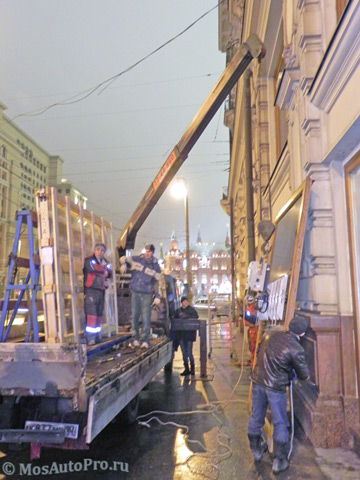 Демонтаж большого стеклопакета манипулятором с вакуумным подъемником в центре Москвы гостиницы Националь.