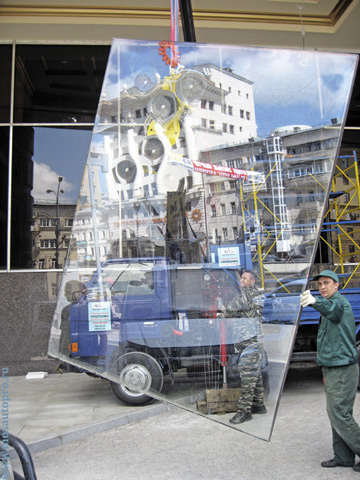 Демонтаж поврежденного витринного стеклопакета размером 3х2 метра с использованием вакуумной присоски и манипулятора.