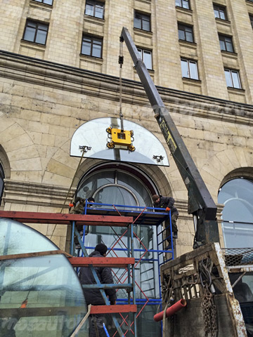 Монтаж стеклопакета манипулятором с вакуумным подъемником на 500 кг на Красной пресне в высотном здании.
