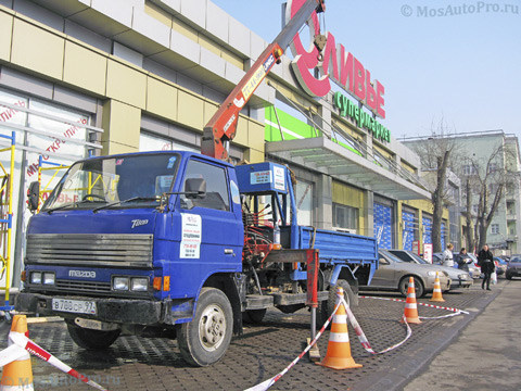 Манипулятор для монтажа алюминиевых конструкций в стесненных условиях в центре Москвы.